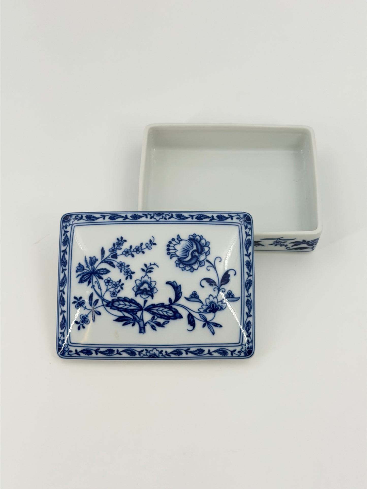 Vista Alegre porcelain box