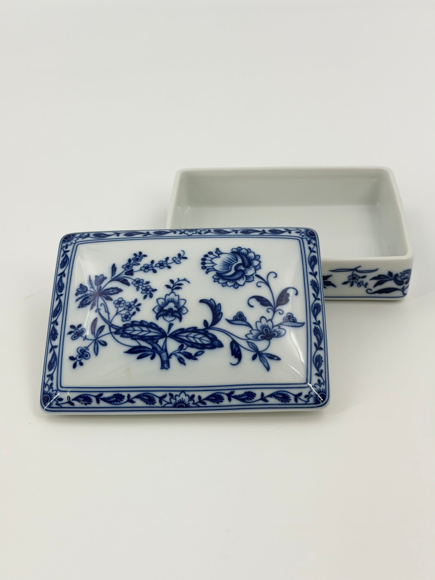 Vista Alegre porcelain box