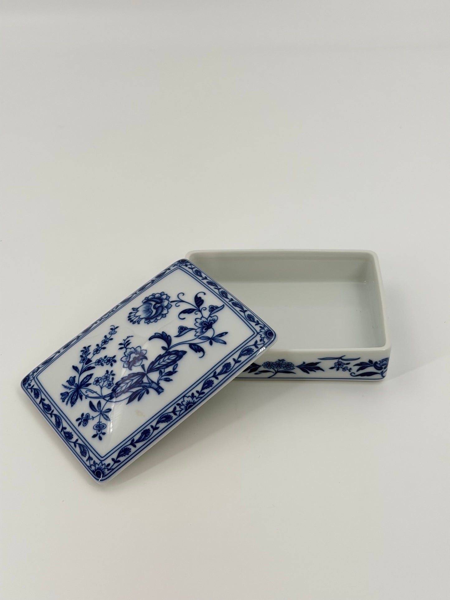 Vista Alegre porcelain box