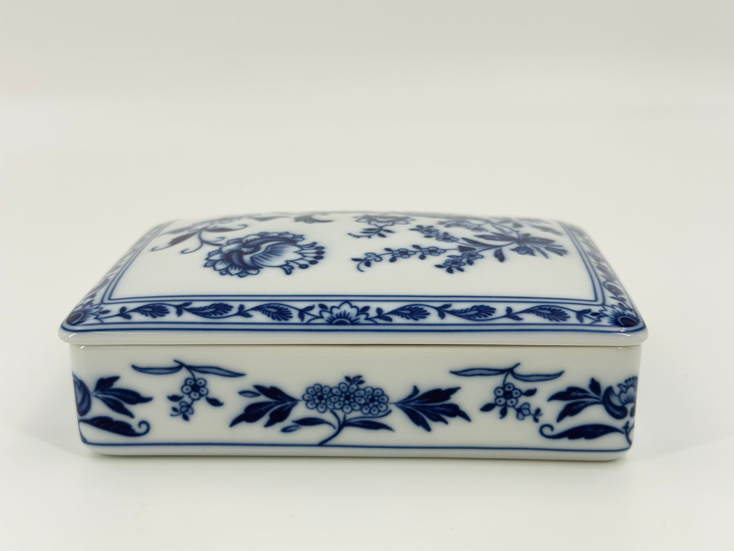 Vista Alegre porcelain box