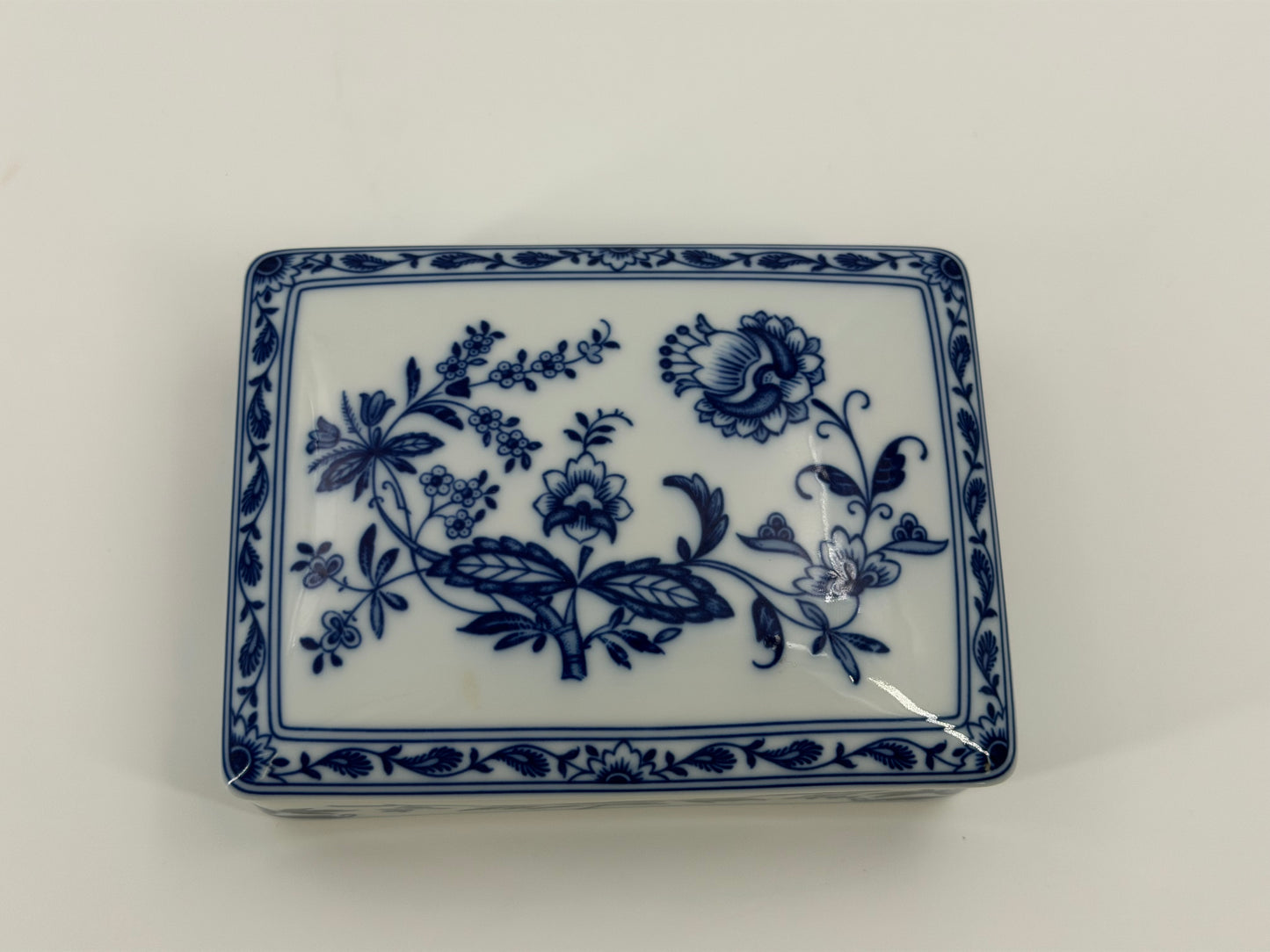 Vista Alegre porcelain box