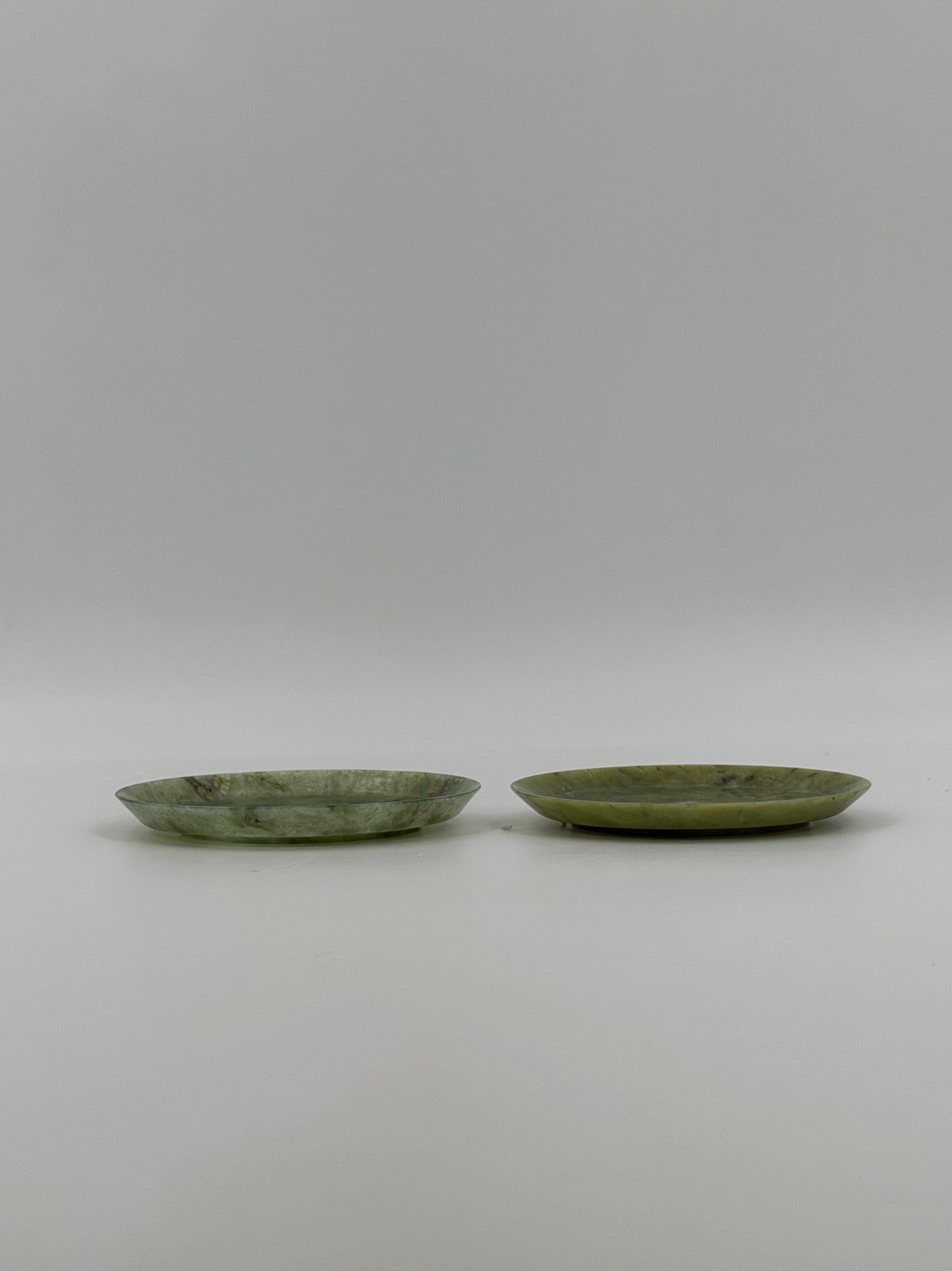 A pair of decorative plates in polished green serpentine