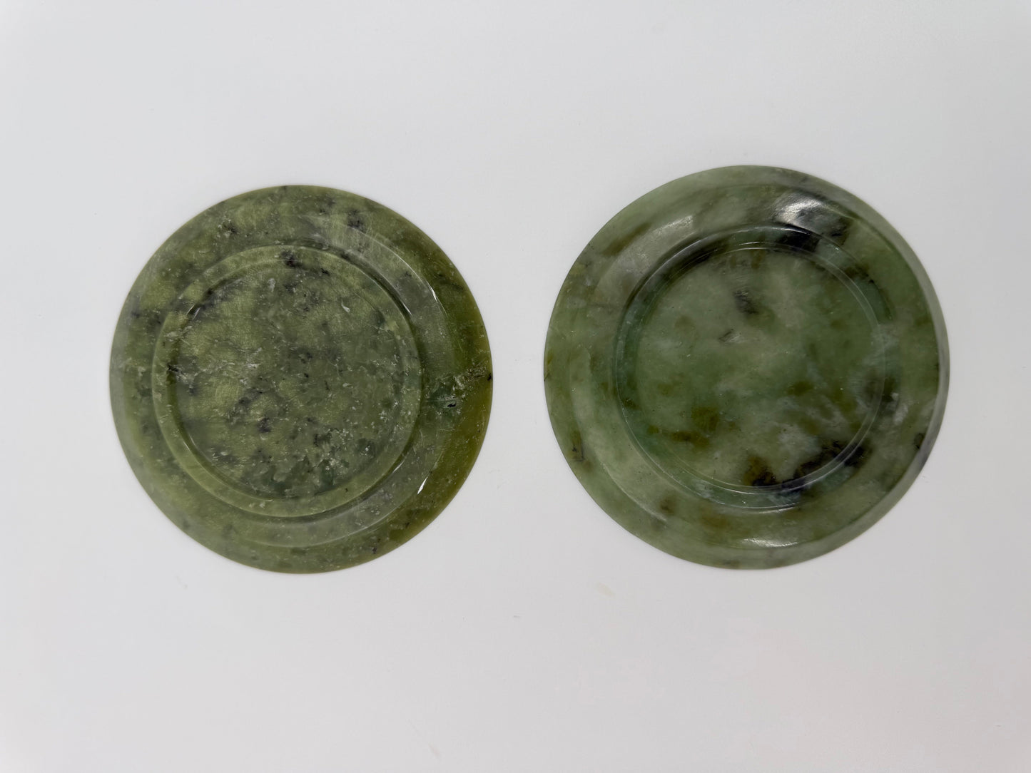 A pair of decorative plates in polished green serpentine